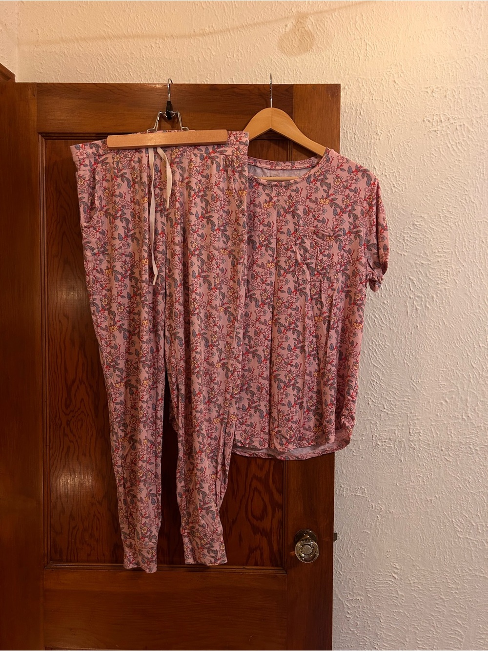 Lateโs Soft Pink Floral Women's Pajama Set โ Short Sleeve Top & Drawstring Pants